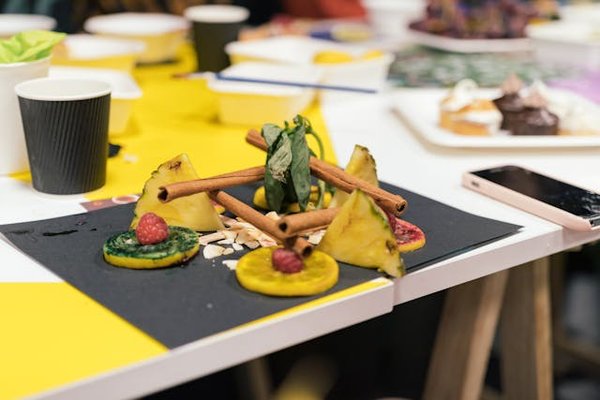 Où peut-on loger en Espagne pour des vacances avec des ateliers de cuisine et des visites de marchés locaux?